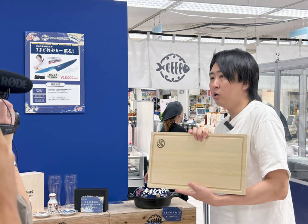 「きまぐれまな板」を手に取るかねこさん