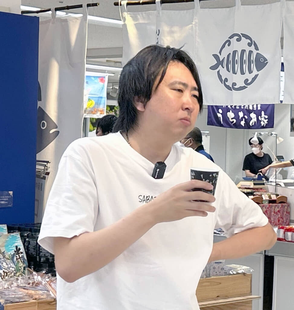 出汁を試飲し、納得の表情を浮かべるかねこさん