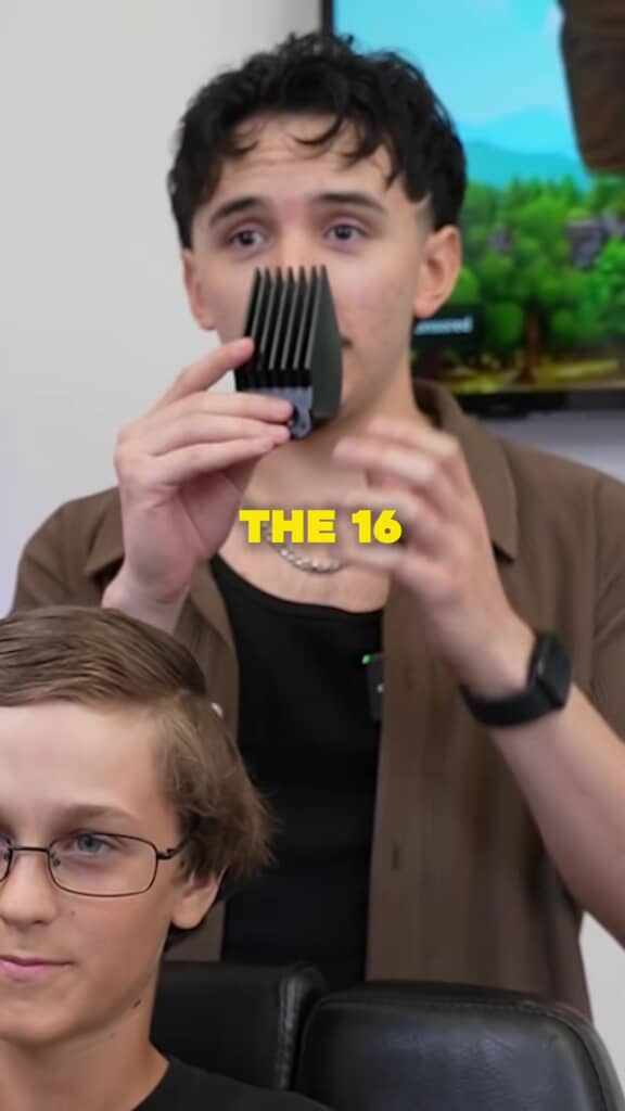 16ガードを投げようとする美容師