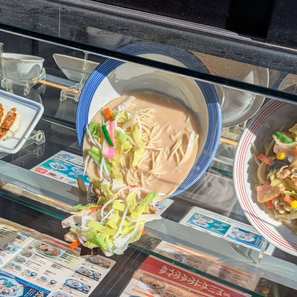 暑さでゆるくなった食品サンプルが丼からドバー。もはや、そういうアートとして成立しそう