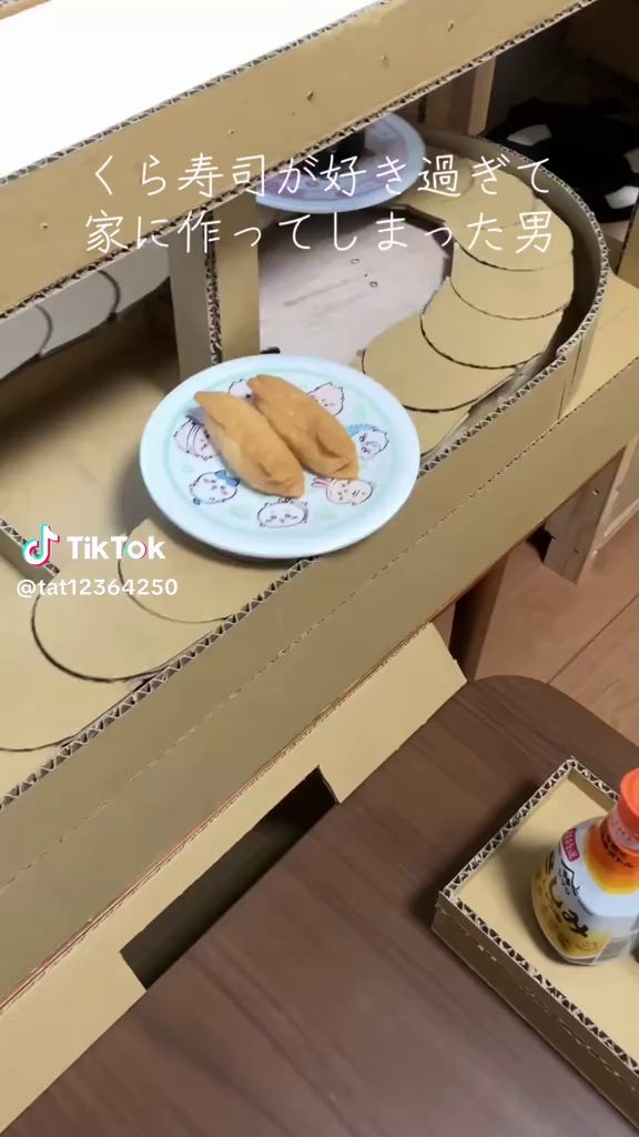 自作した段ボール製のくら寿司