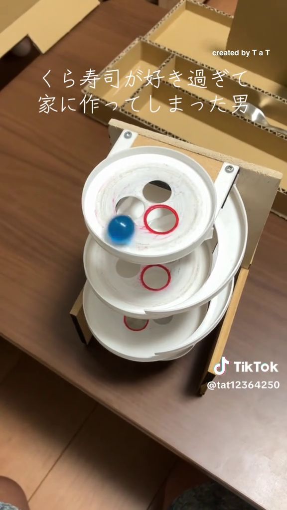 投稿者が取り出したビー玉を転がすおもちゃ