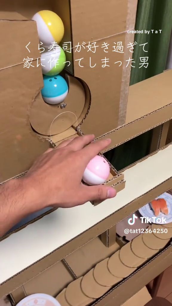 動作する段ボール製の「ビッくらポン！」