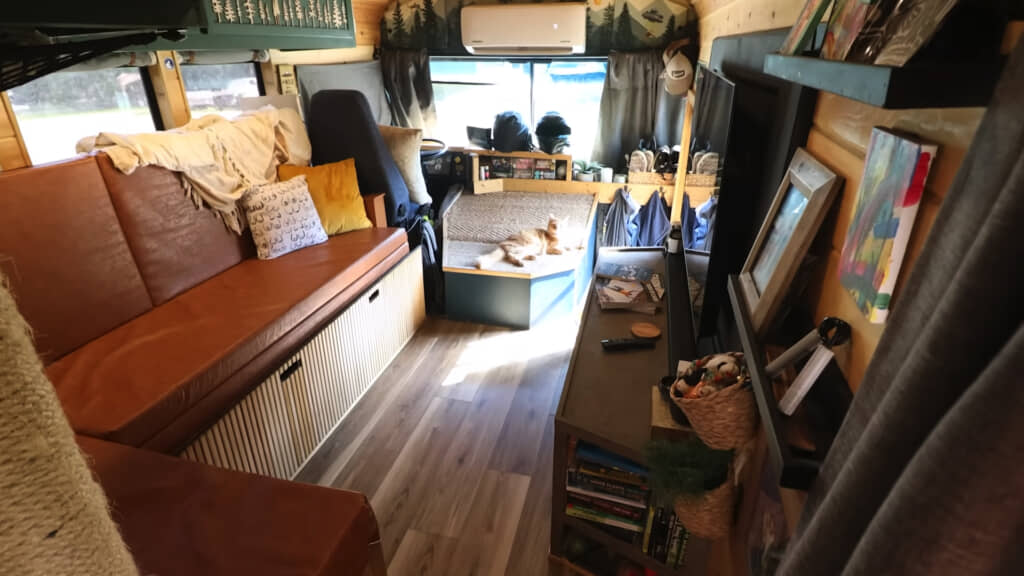 44インチテレビが置かれたリビングエリア