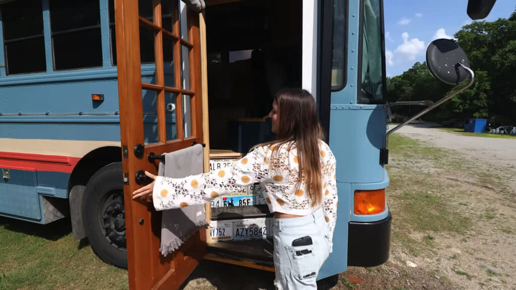 玄関となるドアを開けると、ナンバープレートコレクションを使った自慢の装飾が現れます