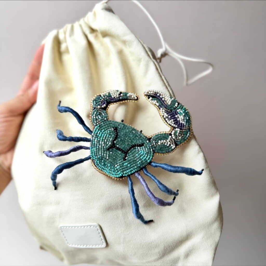 夏にピッタリ、カニのブローチ