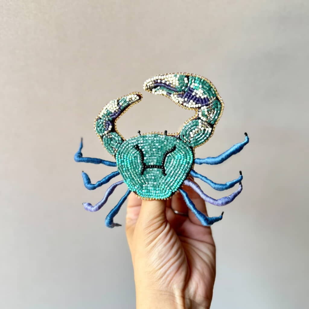 ビーズ刺しゅうがキラキラ美しい