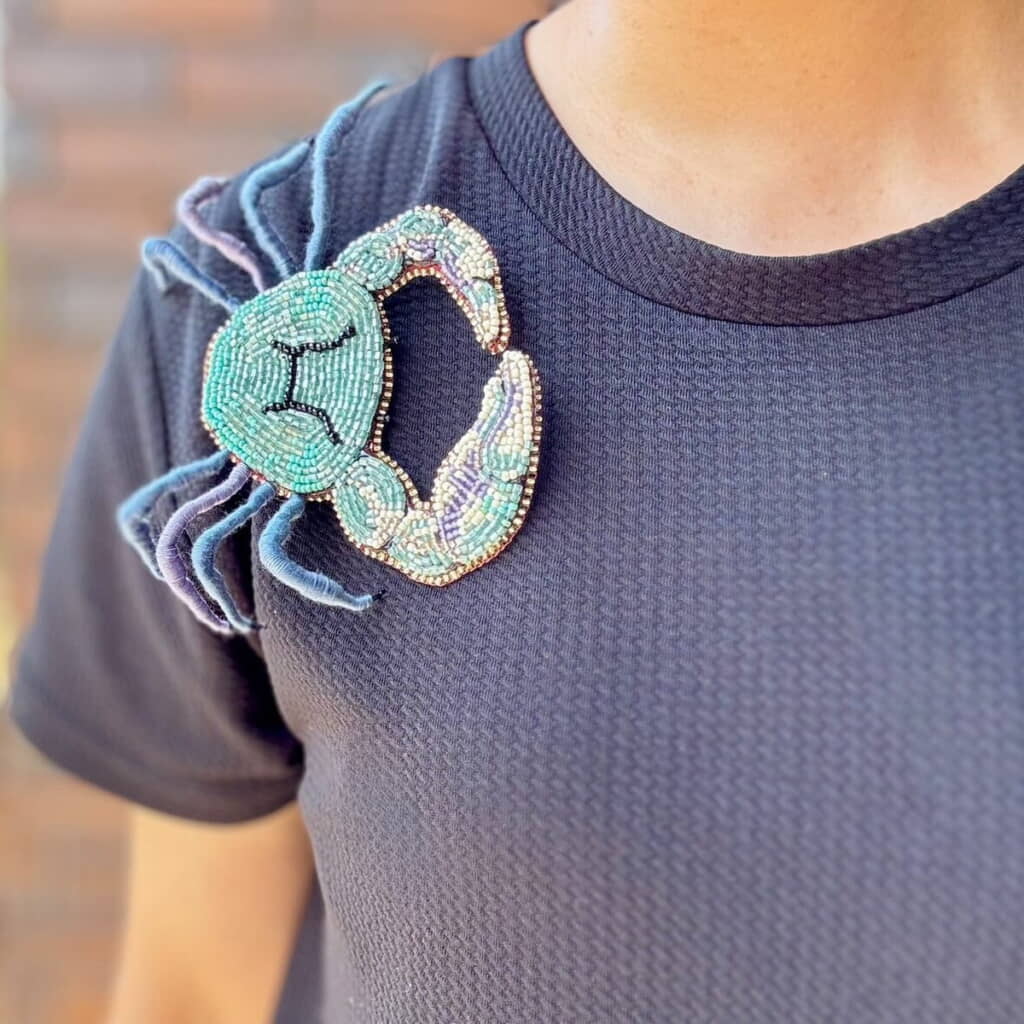 岩場と間違えて体を登ってきたようなイメージ