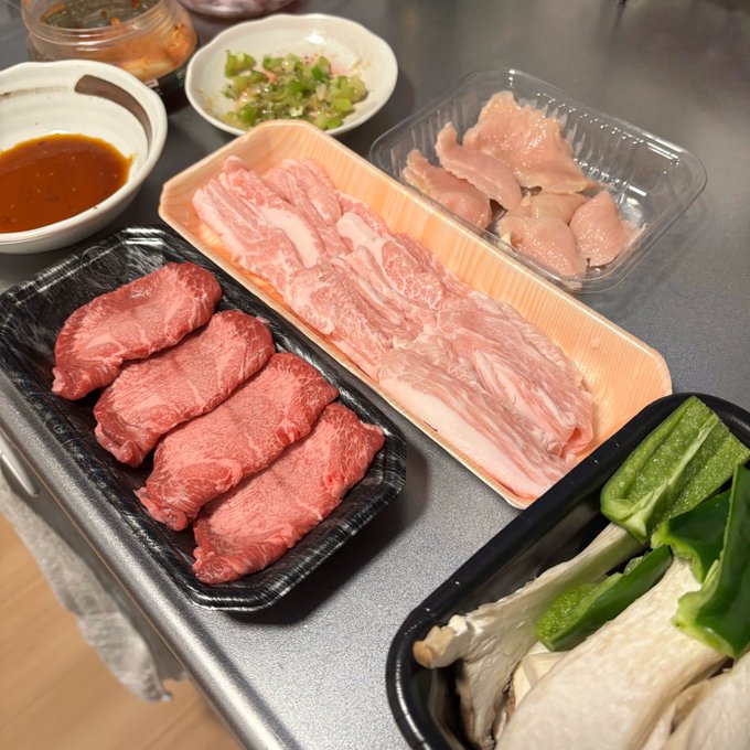 キッチンにズラリと並べられた食材たち