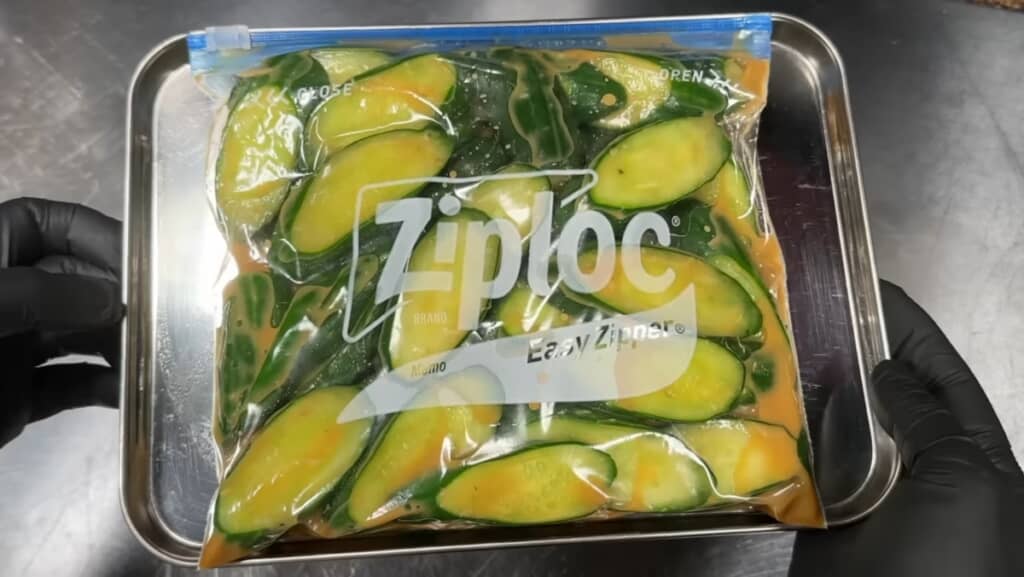 空気をしっかり抜いて味を染み込ませる