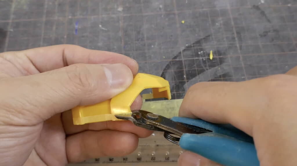 ニッパーで幅を詰める