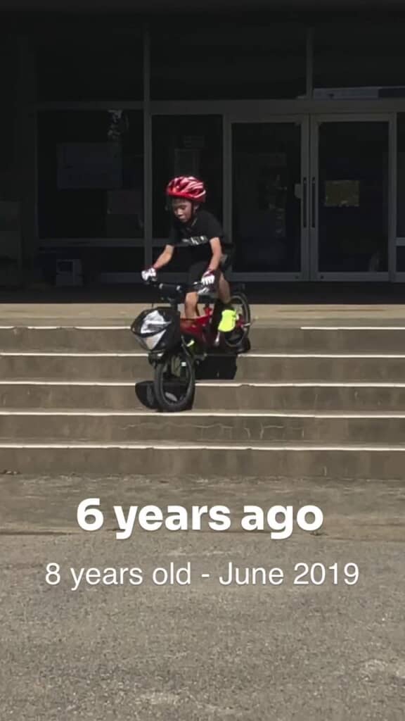 自転車に乗って階段を下りようとする8歳息子