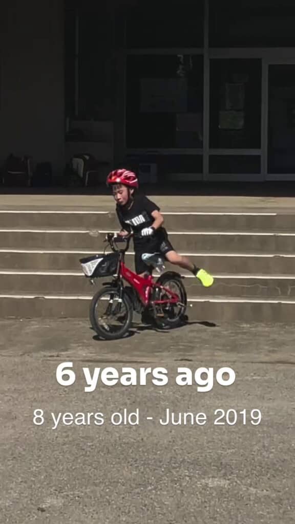 階段を下りた直後にバランスを崩す8歳息子