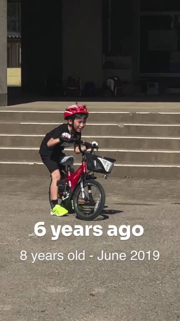 体勢を立て直して立ち上がる8歳息子