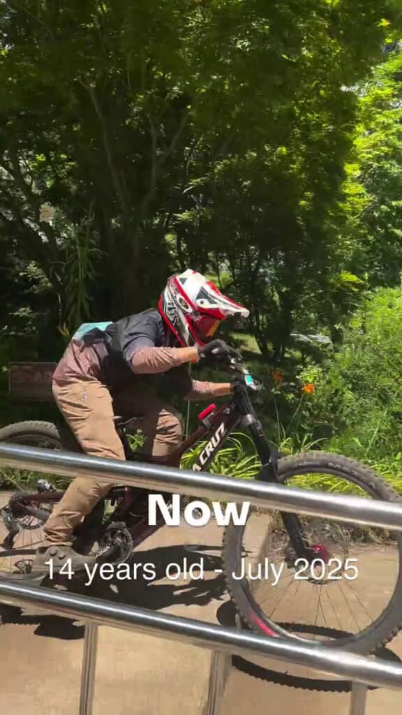 カメラの前をMTBで通り過ぎる14歳息子