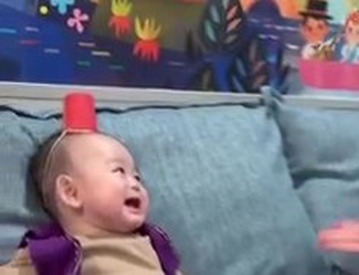 7カ月赤ちゃんの初ディズニー→ホテルに帰ってもパパは全力で……「最高ですねぇ～」「めっちゃ元気でます！」　幸せなひと時に反響（1/3） | ライフスタイル ねとらぼ