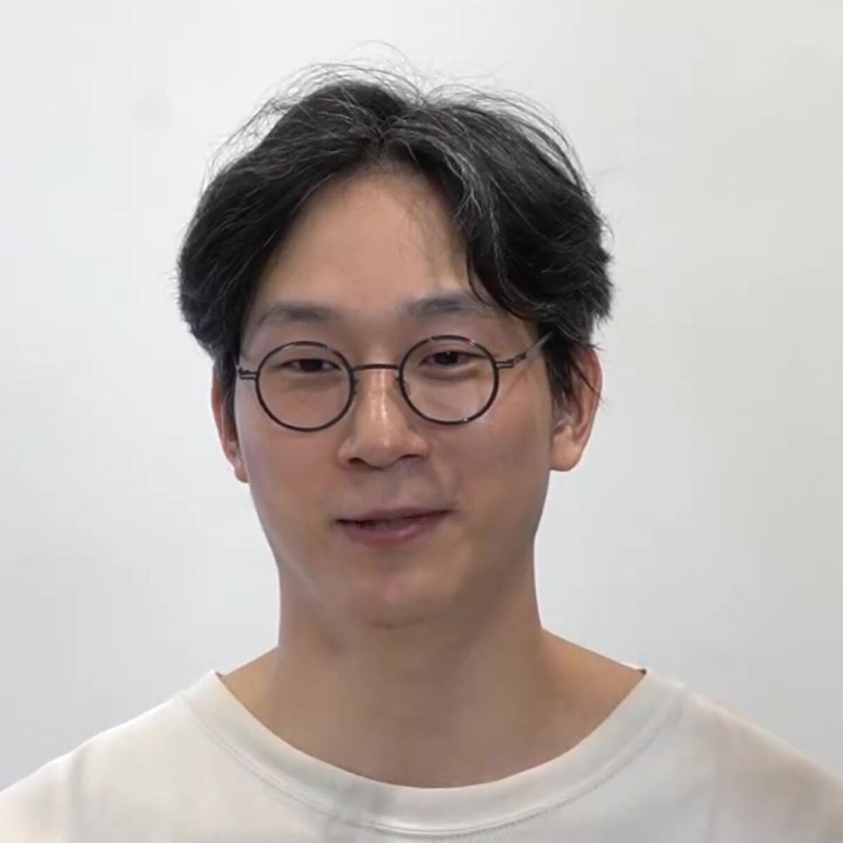 男性「45歳だけど大丈夫ですか？」→プロのメイクとファッションで……　印象激変の仕上がりに「羨ましい」「一気に若返った」【海外】 | 美容 ねとらぼ