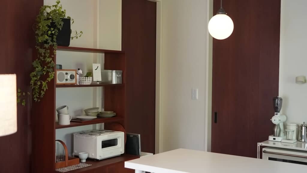 シンプルでコンパクトな一人暮らし用キッチンの全体像。