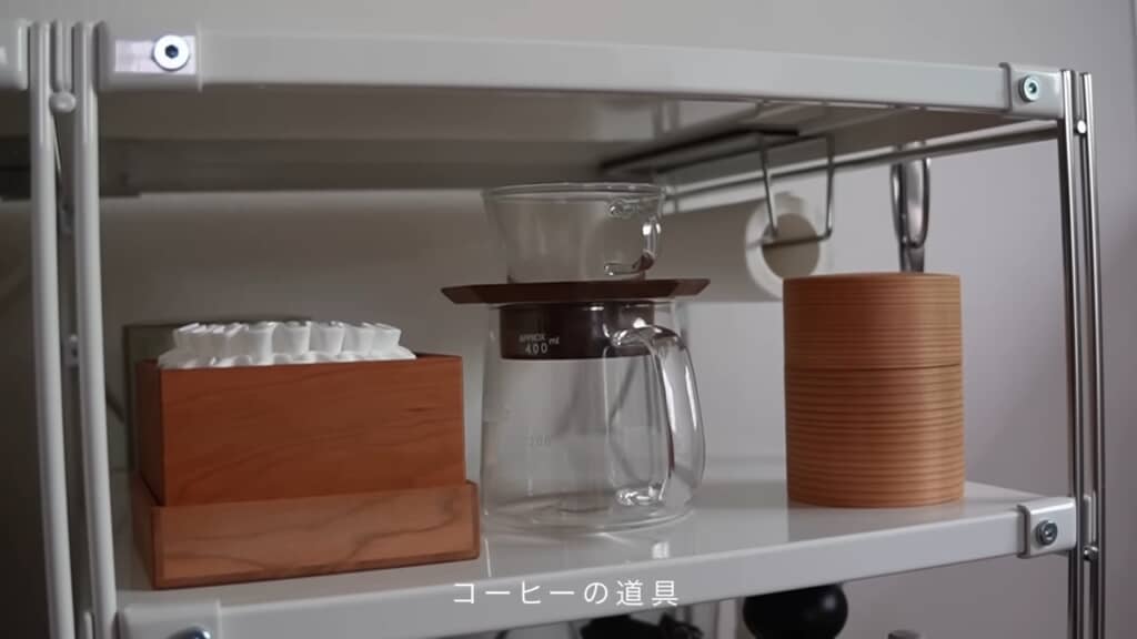ユニットシェルフに置かれたコーヒーの道具