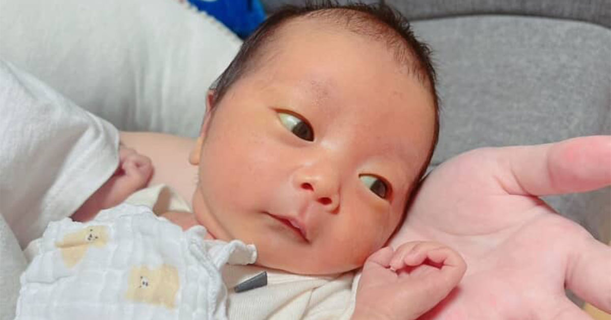 助産師さん「おめめパッチリねー！」ママ「パッチリか？」→10カ月後……　まさかの姿に「うんわぁああ」「将来トップアイドルかも」（1/3） | 育児 ねとらぼ