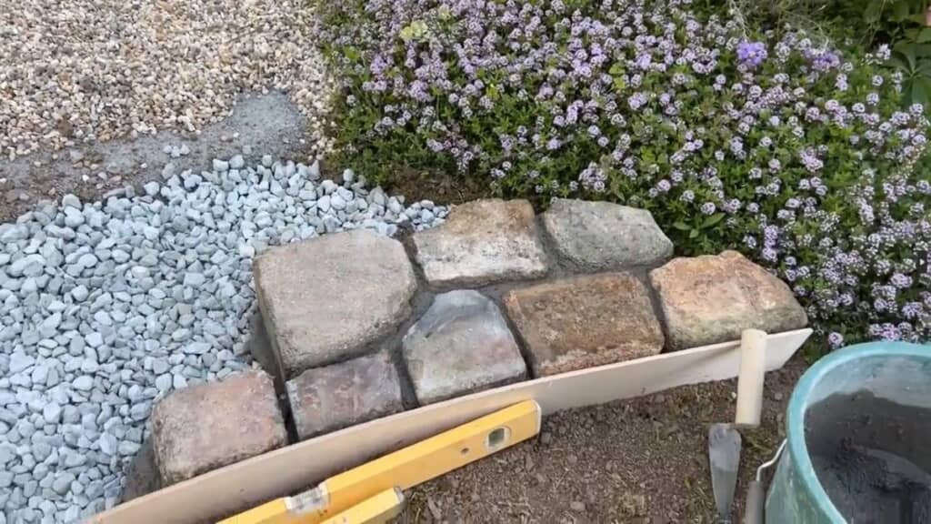 植栽している部分（土の部分）そうでない部分を防草シートや木枠で区切っている