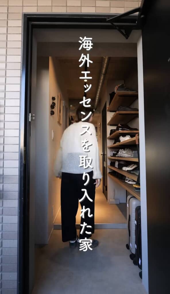 玄関土間にオープンラックが設置され、靴やスーツケースが整然と収納されている