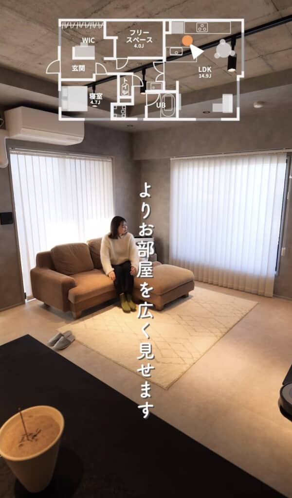 ベージュソファと大きな窓が印象的な、開放的でナチュラルなリビング