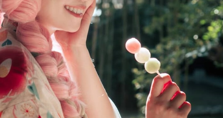 「え…？大正解が出てきた、、!」　甘露寺蜜璃のコスプレの“まさかの完成度”に「伊黒には渡しません。私と結婚します」「かっっっわいい！！！」と反響（1/2） | アニメ ねとらぼ