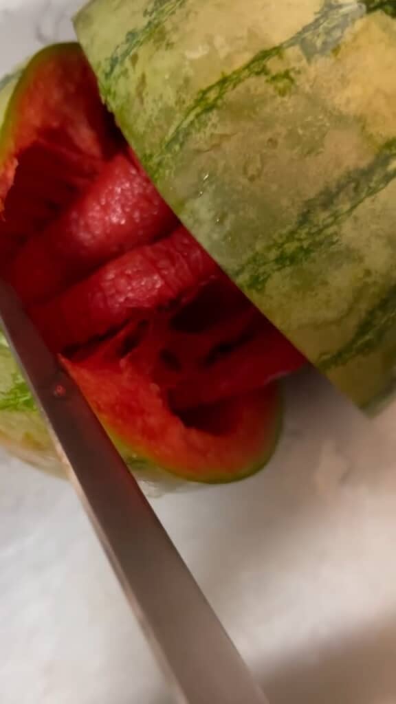 果肉が腸のようになって皮をつないでいる……？