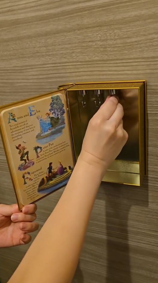 缶の中にマグネットフックをつけていくと……