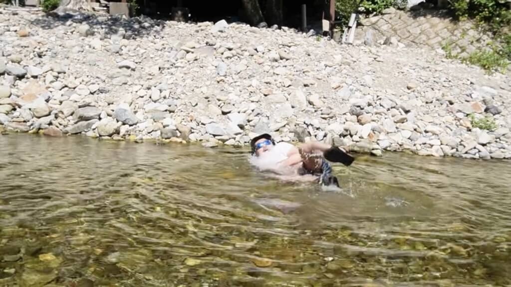 川を転げ回って……