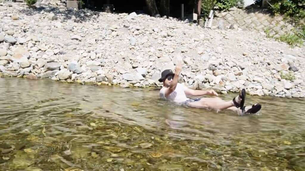 暴れていたものの正体はなんと右手！