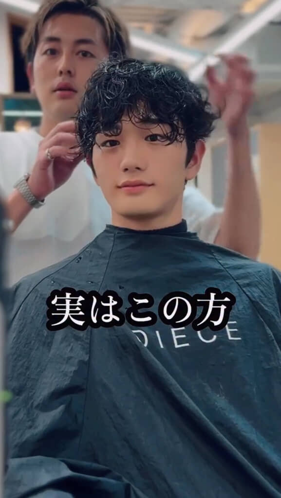 くせ毛に悩む男子大学生