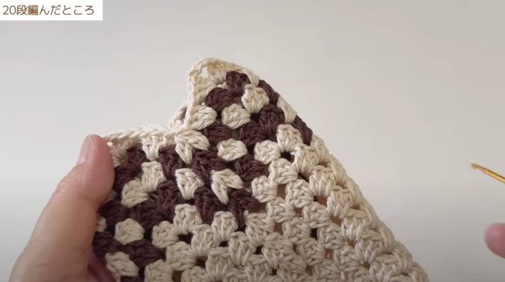 20段編んだところ（17、19段目にこげ茶色を使用）