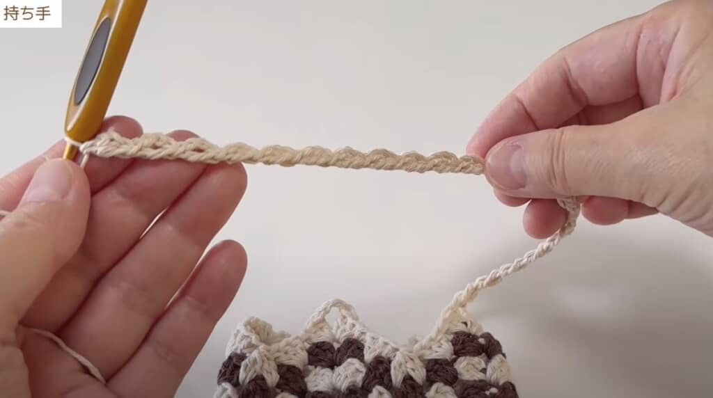 鎖編みと長編みを組み合わせて編んでいきます