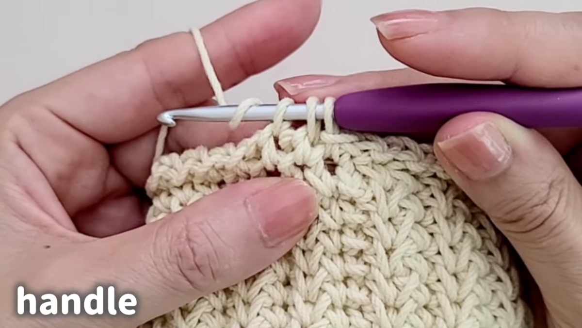 【編み物】コットン糸を編んでいくと……「片手で2つ持てる！」夏大活躍のアイテムに「便利」「しっかりしてそう」（1/3） | ライフスタイル ねとらぼ