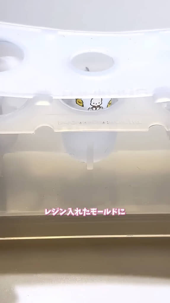 たっぷりのレジン液に沈めて硬化