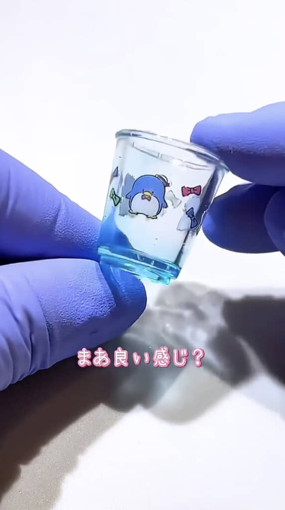 タキシードサムは爽やかなブルーのグラデーションに