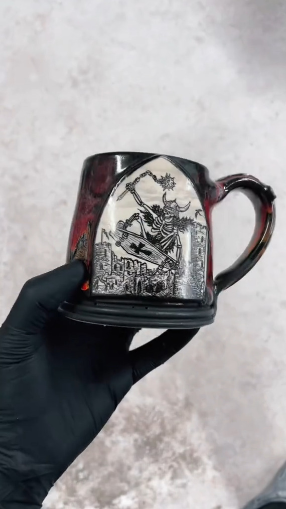 作風はバッキバキにメタル風（画像はTikTokアカウント／「scrimshawpottery」さんから）