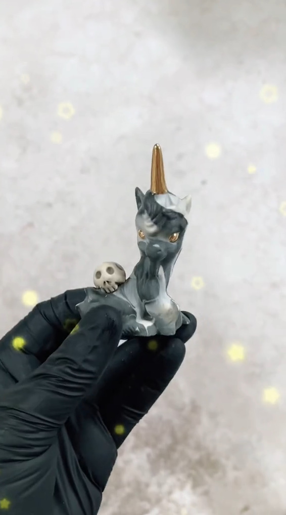 かわいいユニコーンも登場（画像はTikTokアカウント／「scrimshawpottery」さんから）