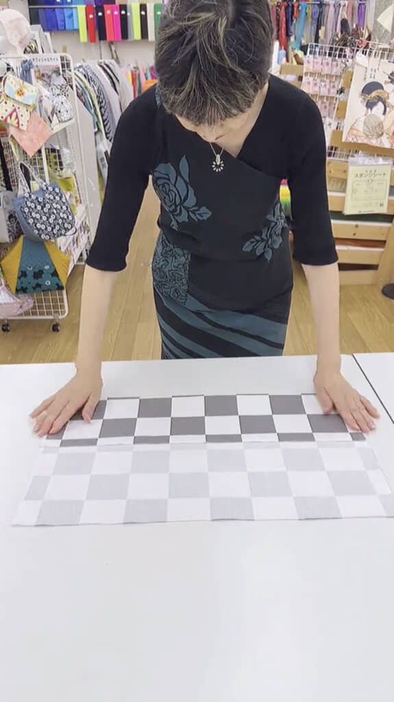 両側を折り返して……