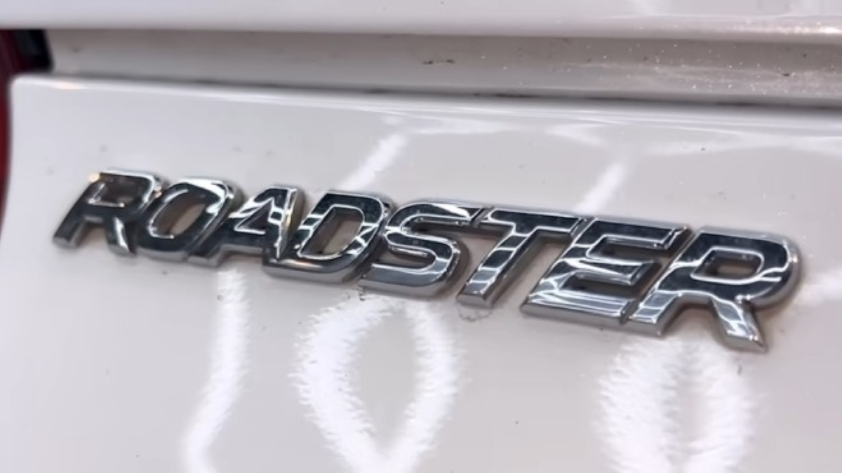 水垢汚れと黄ばみだらけのクルマ→洗車のプロに任せたら……　ピカピカに仕上げられたロードスターに「見ていて気持ちがいい！」「大変なんですよね」（1/2） | 車 ねとらぼ