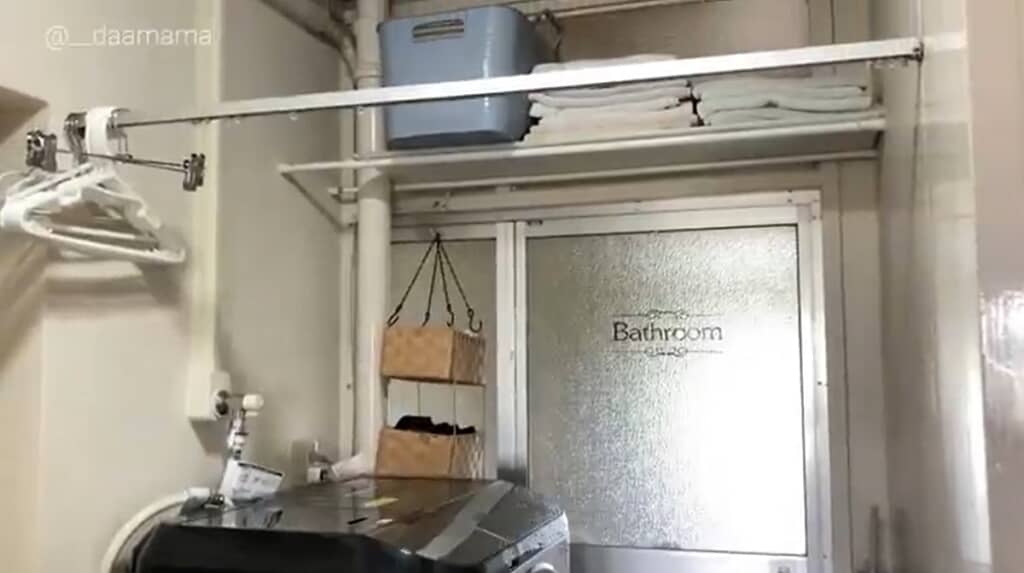 脱衣所はありませんが、カーテンで仕切れるようになっています