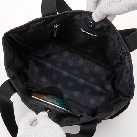 スマホや定期券が迷子にならない」マリークワントの“トート