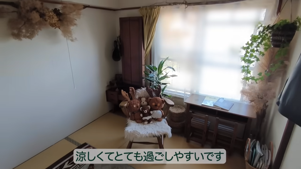 お気に入りの人形やアニマル柄のカーペットが目をひく和室