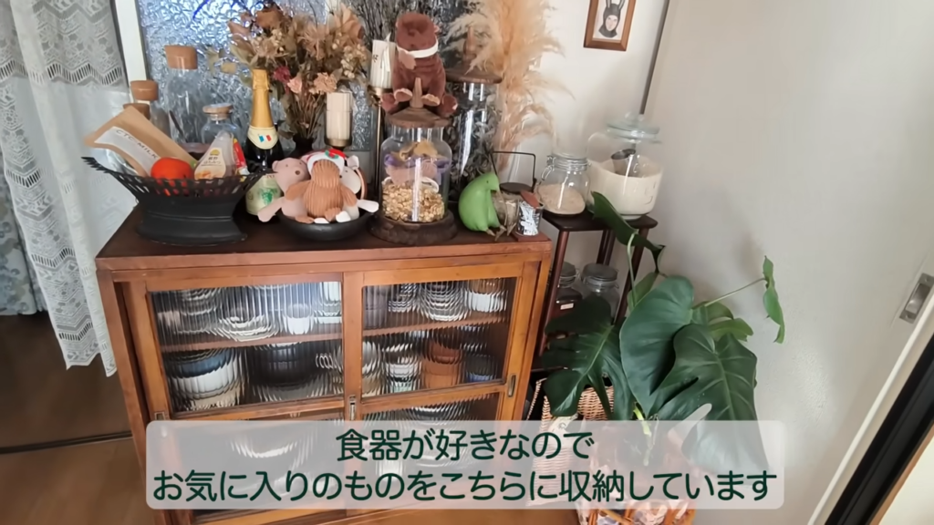 実用性とかわいらしさを兼ね備えた食器棚