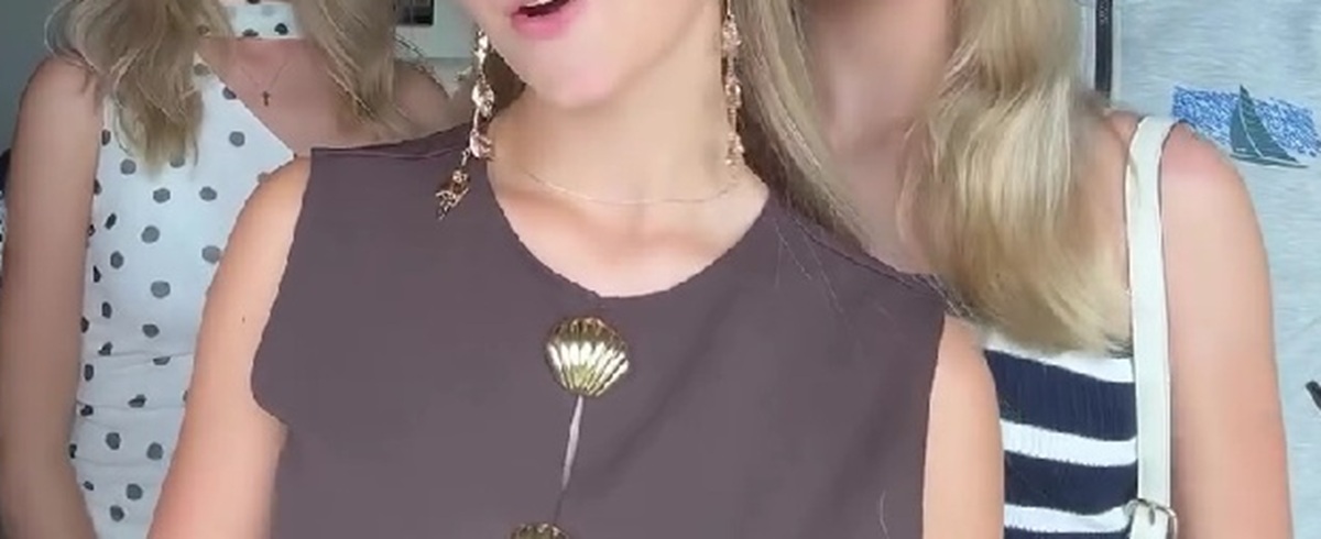 4姉妹とママ、そこにパパが並んだら……「ママはコピペを4回したんだね」　“遺伝子仕事し過ぎ”な光景が430万再生【海外】（1/3） | 教育・子育て ねとらぼ