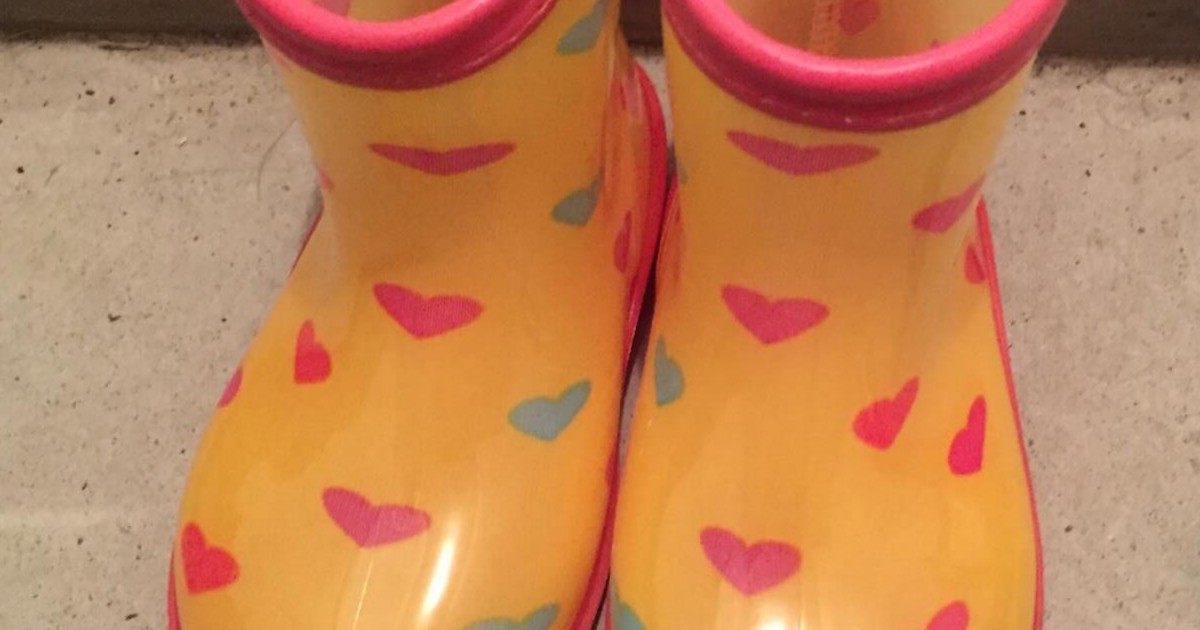 9年前、3歳だった娘→玄関に行って、自分の長靴の横に並べたのは……　いとおしすぎる光景に「小さかった頃思い出しました」「涙出そう」（1/2） | 育児 ねとらぼ