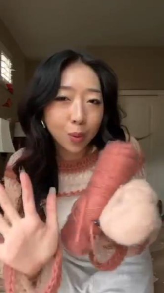 ふわふわな毛糸で編んでいく投稿者