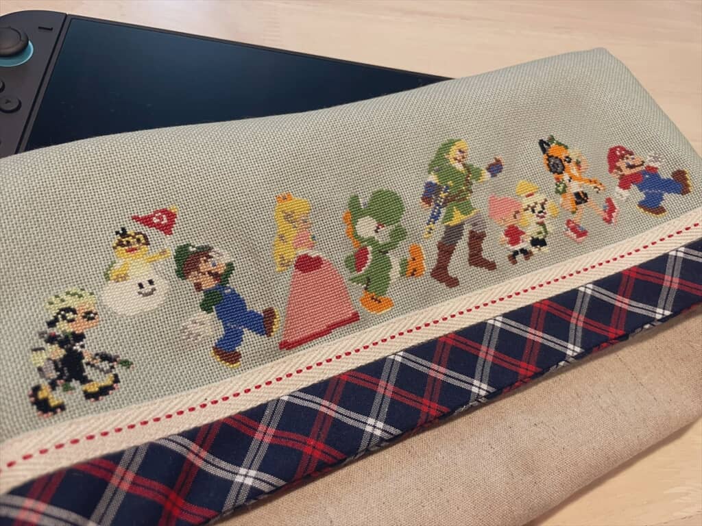 クロスステッチで作った人気キャラがズラリと並んだNintendo Switch 2のケース
